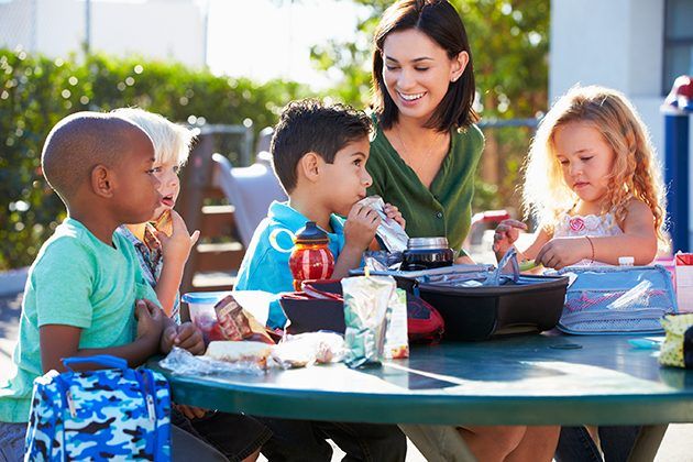 Apprenez à vos enfants la différence entre ce qui est une collation et ce qui est un repas.