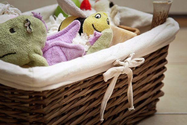 Gardez de trébucher sur Fido's toys by organizing them into a basket.