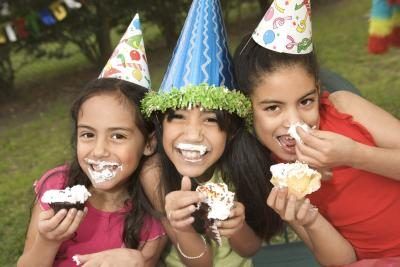 Une jeune fille d'anniversaire pour une jeune fille de dix ans est cause de célébration.