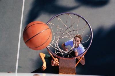 Garçons jouant au basket-ball