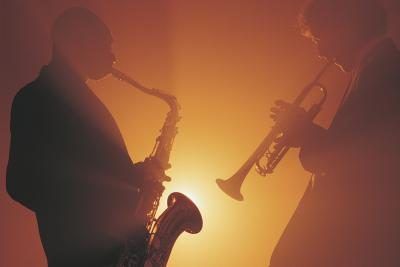 Saxophone et trompettiste effectuer sur scène.