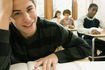 Un portrait d'un élève de l'école souriante en classe.