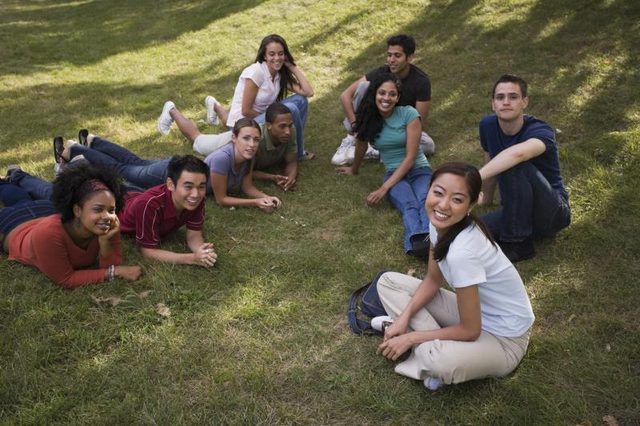 Un groupe d'adolescents qui visitent un campus universitaire.
