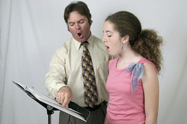 Un des adeptes des arts effectuer pratiquer avec son coach vocal.