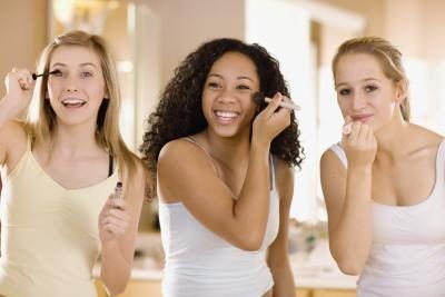 Les adolescents qui font le maquillage
