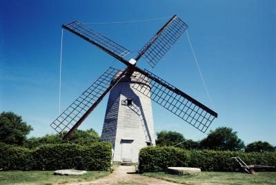 Les moulins à vent ont été utilisés pour moudre le grain, déplacer l'eau et de créer de l'électricité.