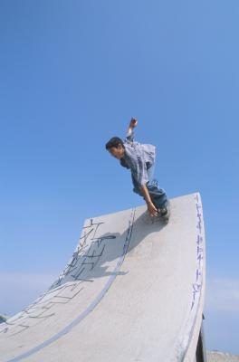 Une rampe de skateboard est un exemple d'un plan incliné.