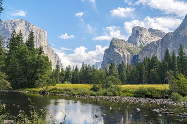 Vues Yosemite Valley sont quelques-unes des vues les plus prisées dans le monde.