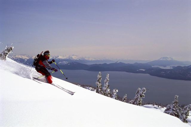 Ski est livré avec une vue à Eaglecrest à Juneau.