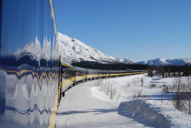 L'Aurora vous transporte à travers glacée centre de l'Alaska dans le confort.