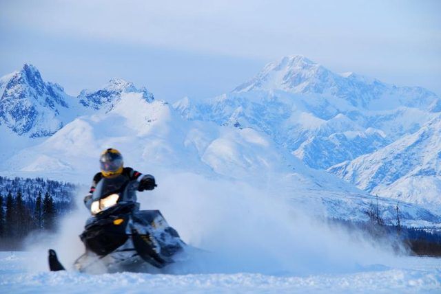 La motoneige est plus excitant avec le Mont McKinley regarder.