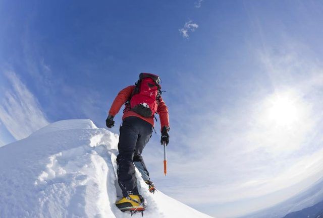 L'escalade de glace nécessite un équipement approprié.