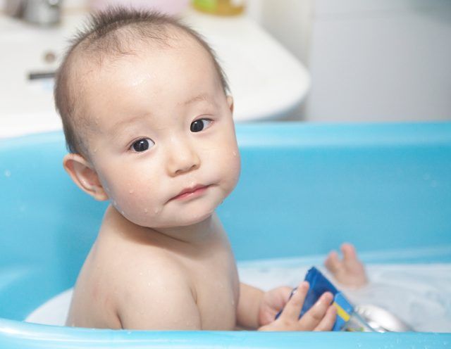 Ne jamais laisser un bébé sans surveillance à l'heure du bain.