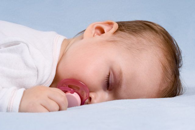 Mettre votre bébé à dormir sur le ventre peut être dangereux.