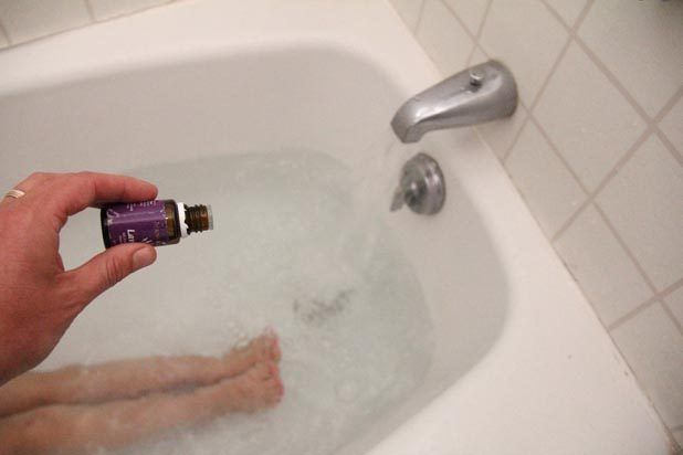 Ajouter l'huile de lavande pour le bain pour une détente totale.