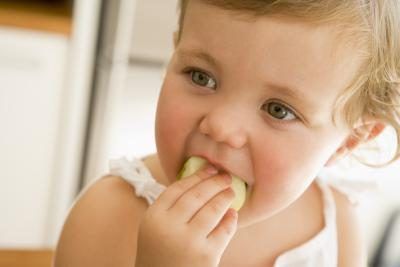 Jeune fille mangeant une pomme