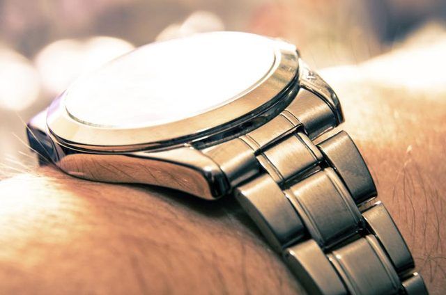 Close-up d'une montre sur un homme's wrist