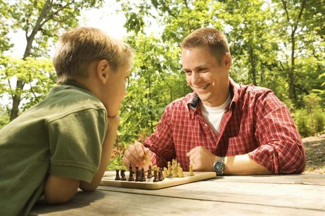 L'homme jouant aux échecs avec son fils