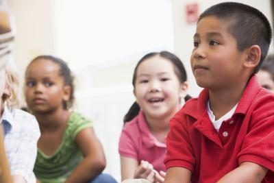 Enfants assis et écoute dans une classe de maternelle