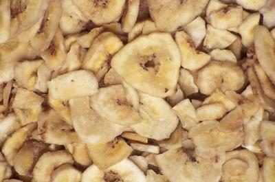 Chips de banane déshydratées sont des collations nutritives prêtes-à-manger.