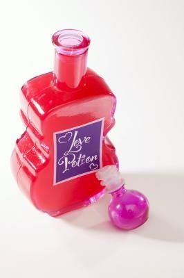 Laissez vos invités prennent bouteilles amour potion maison bricolage en l'honneur d'une partie importante du jeu.