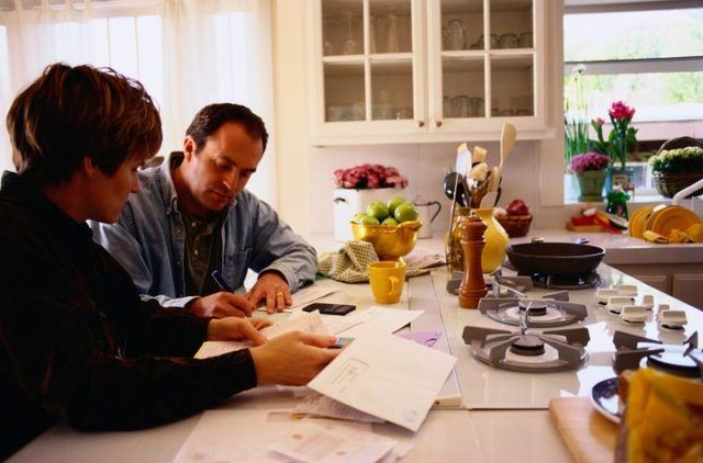 Un couple regarde paperasse ensemble