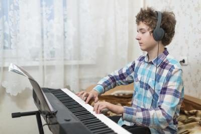 Jeune adolescent à pratiquer sur le clavier