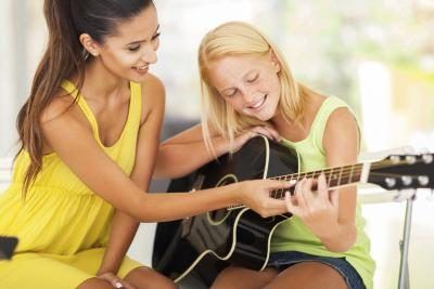 Jeune adolescent à prendre des leçons de guitare