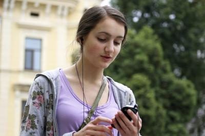 Jeune adolescent écouter de la musique sur l'iPod