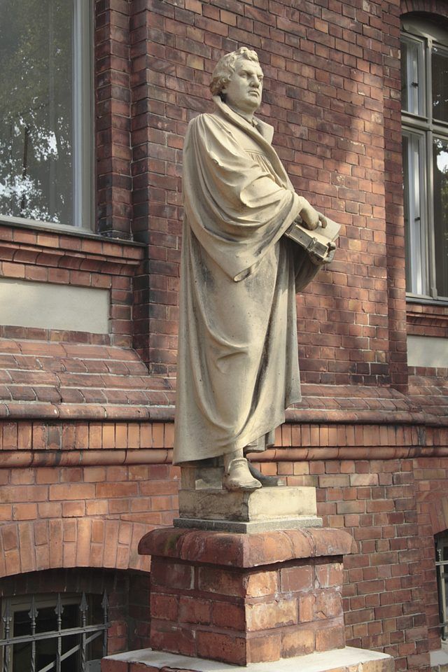 Grande statue de Martin Luther.