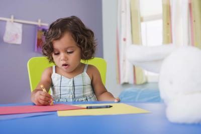 Petite fille à colorier avec des crayons