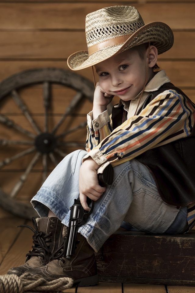 Un garçon dans une veste de cow-boy.