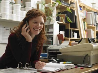 Les appels téléphoniques permettent l'aspect personnel de l'audition d'un individu's voice, and concerns can be answered faster than by email or fax.