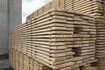 Des piles de planches de bois à une cour à bois