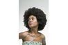 La coiffure afro a gagné en popularité dans les années 1960.