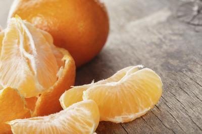 Un gros plan d'un mandarin orange pelée.