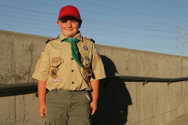 Boy Scout debout à l'extérieur en uniforme.