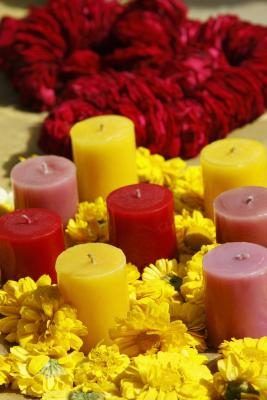 Fleurs et bougies sur une petite table, recouverte de tissu peuvent devenir un autel.