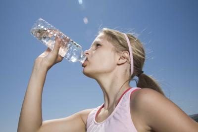 Boire une quantité suffisante d'eau aidera à améliorer la santé de votre peau.
