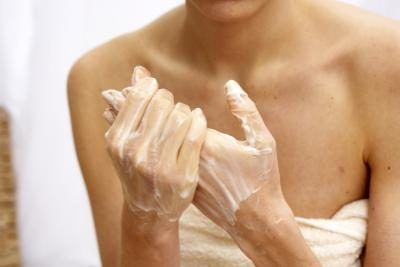 Utiliser une crème hydratante quotidienne pour hydrater votre peau de l'extérieur.