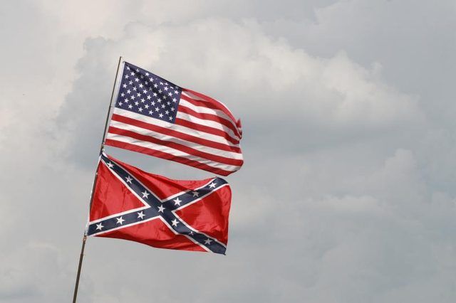 Les drapeaux de l'Union et de la Confédération.