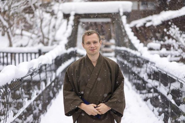 L'homme en tenue traditionnelle japonaise, debout dans la neige