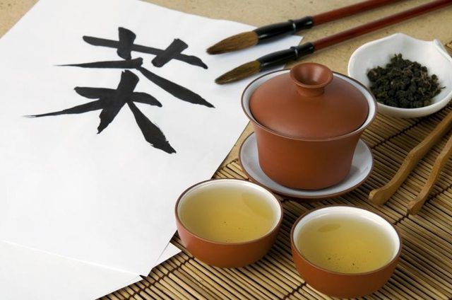 Thé japonais à côté de symboles japonais peints