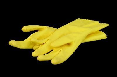 Gants de ménage peuvent protéger les mains de l'exposition lors de la pulvérisation.