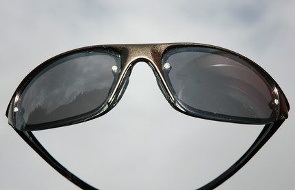 Même lunettes de soleil peuvent protéger les yeux lors de la pulvérisation de pesticides.