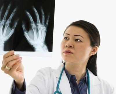 L'âge osseux est déterminé par une radiographie de la main et du poignet gauche.