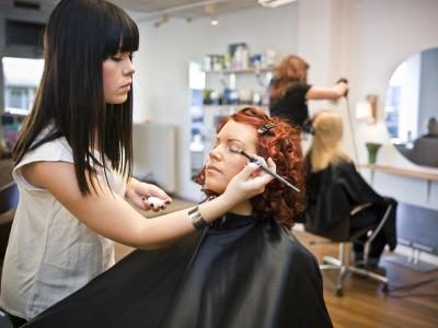 esthéticienne femme faisant's hair and makeup