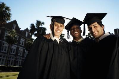 La plupart des collèges et des universités de quatre ans ont besoin d'un doctorat pour l'emploi en tant que membre du corps professoral en économie.