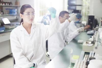 Les gestionnaires de laboratoire de superviser les activités de chimistes, biologistes et physiciens en laboratoire.