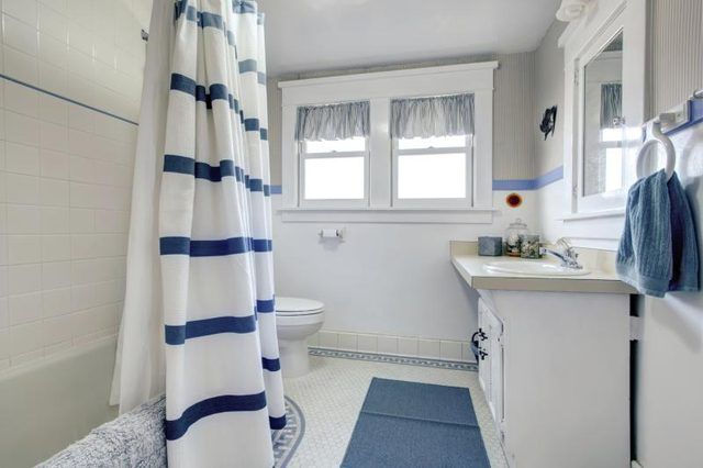 Une salle de bain sereine avec des accessoires bleus.